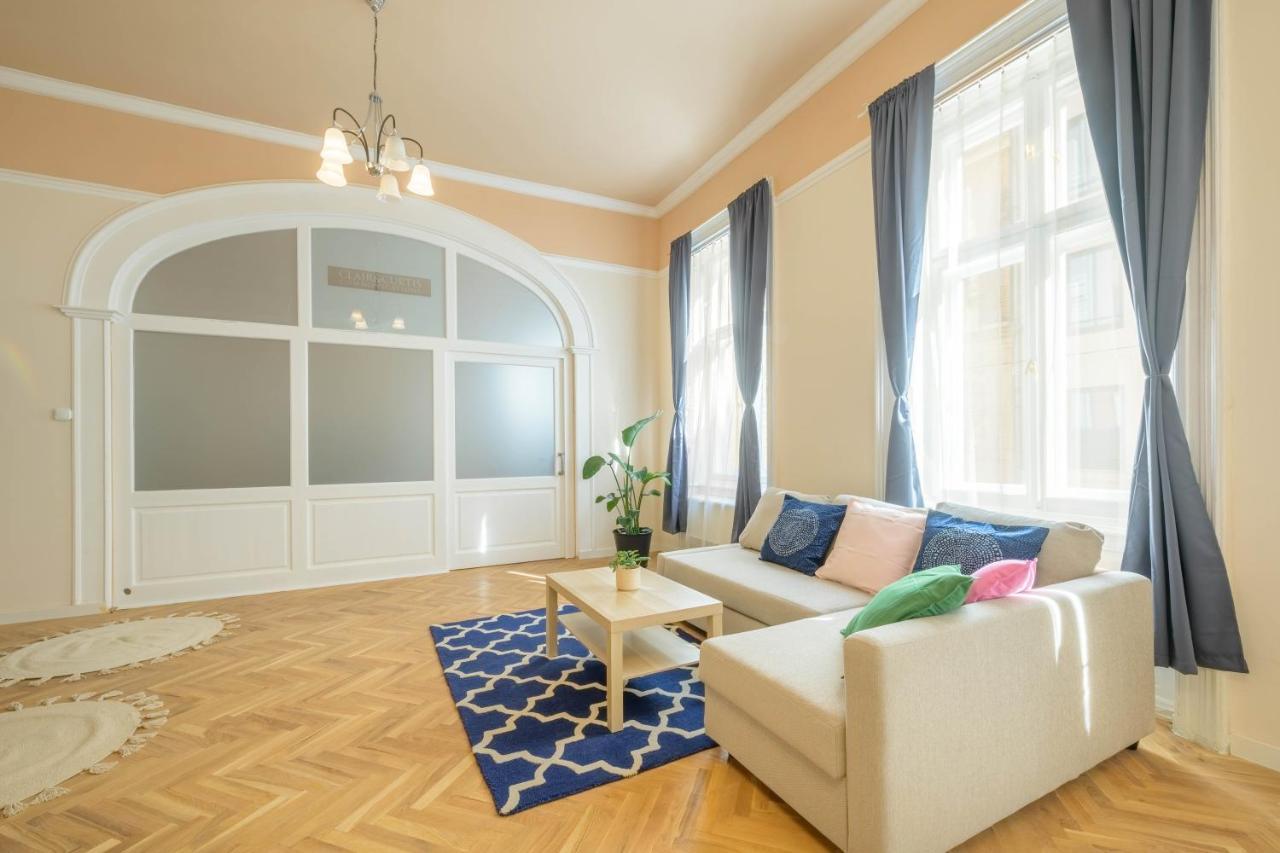 Best Seasons La Famiglia Budapest Eksteriør billede