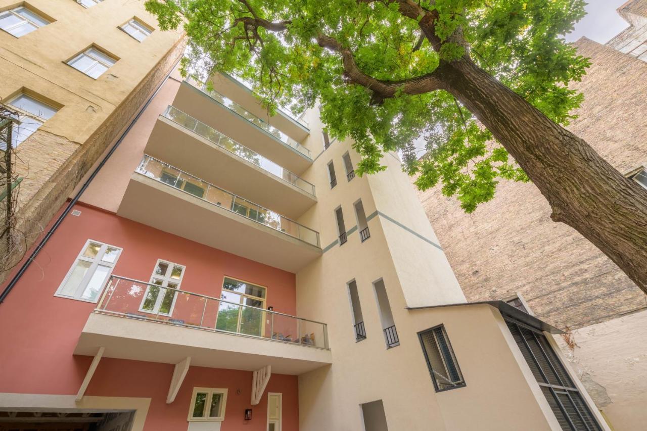 Best Seasons La Famiglia Budapest Eksteriør billede